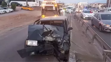 Bariyeri aşan otomobil yön levhası direğine çarparak durabildi: 3 yaralı