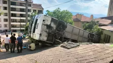 Ermenek'te tur otobüsü evin bahçesine devrildi: 24 yaralı