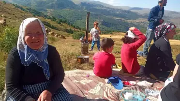 78 yaşındaki Nurten Nine, Posof'ta mani ve bilmeceyle neşe kaynağı