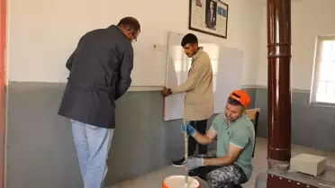 Van'da öğretmen ve öğrenciler okul tadilatı yapıyor