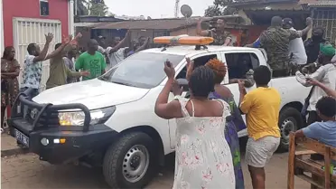 Gabon'da binlerce insan başkentte ordunun yönetime el koymasını kutluyor