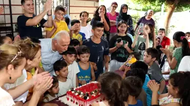Mersin Akdeniz Belediye Başkanı Mustafa Gültak, İhsaniye Mahallesi'nde çocuklara sürpriz doğum günü kutlaması yaptı