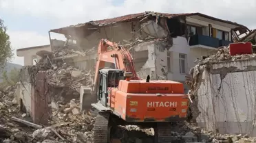 Hatay'da depremden etkilenen ağır hasarlı binalar yıkıldı