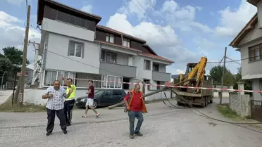 Düzce'de Kamyonun İş Makinesi Kablolara Takıldı: 3 Telefon Direği Yıkıldı