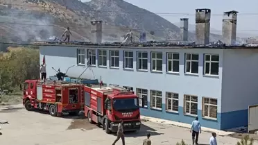 Siirt'te okulun çatısında çıkan yangın söndürüldü