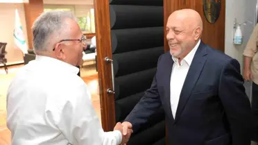 Kayseri Büyükşehir Belediye Başkanı Dr. Memduh Büyükkılıç, HAK-İŞ Konfederasyonu Genel Başkanı Mahmut Arslan ve Hizmet-İş Sendikası Kayseri Şube Başkanı Serhat Çelik ile görüştü