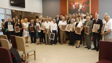 Mersin'de Meslekte Uzun Yıllarını Dolduran Avukatlara Plaket Takdim Edildi