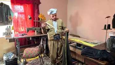 Hakkari'de terzilik yapan Mevlüt Özer, yöresel elbiseleriyle dikkat çekiyor
