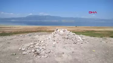 Burdur Gölü Kenarına Moloz Döküldü