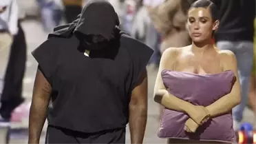 Transparan tulumla sokağa çıkan Kanye West'in eşi göğüslerini yastıkla kapattı