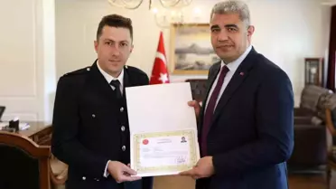 Polis Memuru Ramazan Şahin, Azerbaycan bayrağına gösterdiği hassasiyetle ödüllendirildi
