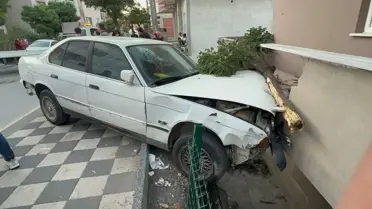 Darıca'da otomobil yokuşta kontrolden çıkarak balkon duvarına çarptı: 2 yaralı