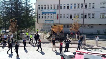 Bilecik'te freni tutmayan kamyon E-Sınav Merkezi bahçesine daldı