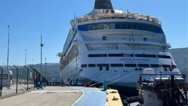 Rus Turistler Amasra'da Denize Girdi