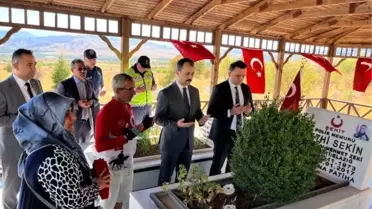 Fethi Sekin'in şehit olduğu İzmir'den aldığı bayrağı, bin 500 kilometre bisiklet sürerek kabrine ulaştırdı