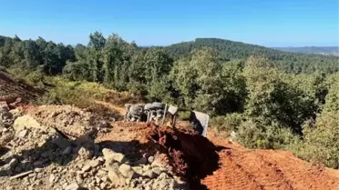 Tuzla'da Hafriyat Kamyonu Devrildi: Şoför Yaralandı