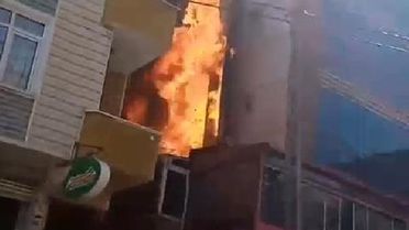 Ataşehir'de 5 katlı binada yangın-1