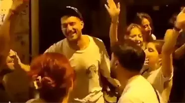 Ünlü Oyuncu Uraz Kaygılaroğlu Sokakta Şarkı Söyledi