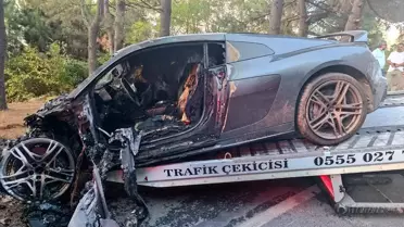 Beykoz'da Ormanlık Alandaki Ağaca Çarpan Otomobilde Yangın Çıktı