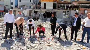 6 Şubat Depreminde Kıbrıslı sporcuların da hayatını kaybettiği İsias Otel'in yerine karanfil bırakıldı