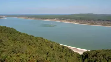 Arnavutköy'de Terkos Gölü kıyısında ormanlık alanda yangın çıktı, yangına helikopterle müdahale ediliyor.