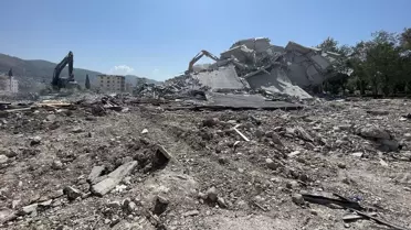 Hatay'da depremden etkilenen binalar kontrollü bir şekilde yıkılıyor
