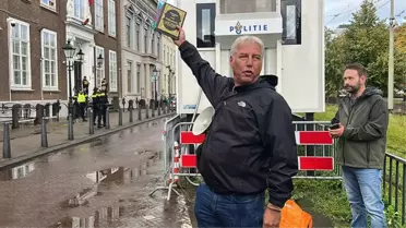 Hollanda'da PEGIDA lideri Kur'an-ı Kerim'i yırttı