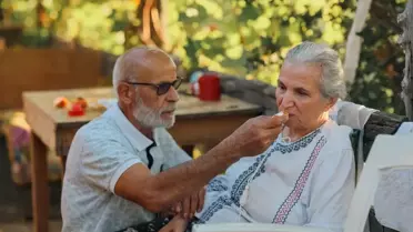 Alzheimer Hastası Eşine Bebek Gibi İlgilenen Adam