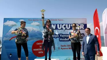 Van Gölü'nde Yamaç Paraşütü ve Paramotor Şampiyonası Renkli Görüntülerle Sona Erdi