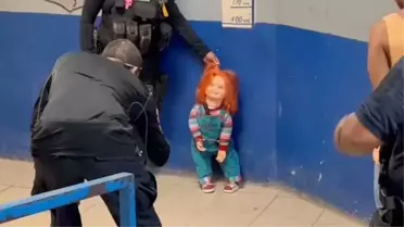 Yok böyle operasyon! ''Şeytan bebek'' Chukcy'i kelepçeleyip sabıka fotoğrafı çektiler