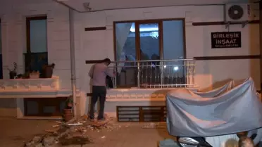 İstanbul Küçükçekmece'de freni boşalan iş makinesi 4 katlı binaya çarptı