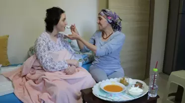 Engelli annenin desteğiyle hayata tutundu