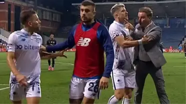 Uzun yıllar hafızalardan silinmeyecek an! Adana Demir'in futbol direktörü, futbolcusunun üzerine yürüdü