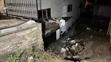 Arnavutköy'de sağanak yağış sonucu istinat duvarı yıkıldı