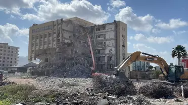 Hatay'da depremden etkilenen binalar kontrollü bir şekilde yıkılıyor