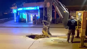 Denizli Merkezefendi'de İşlek Caddede Çukur Oluştu