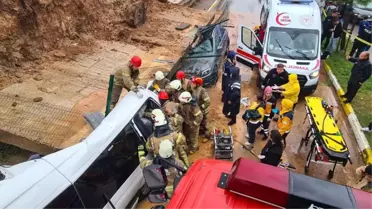 İstanbul Pendik'te yağış nedeniyle istinat duvarı işçi servisinin üzerine çöktü