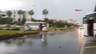 Manavgat'ta servis aracı trafik ışığını yıkarak refüje çıktı: 2 yaralı