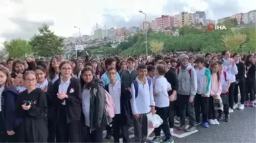 Bakan Tekin, İstanbul'da bir okulda bayrak törenine katıldı