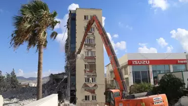 Hatay'da Deprem Sonrası Ağır Hasarlı 6 Bina Kontrollü Yıkıldı