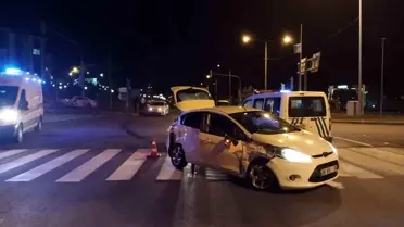 Niğde'de iki otomobilin çarpışması sonucu 3 kişi yaralandı