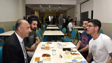 Adıyaman Üniversitesi Rektörü Öğrencilerle Yemek Yedi