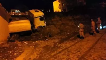 Siirt'te TIR evin üzerine devrildi: 1 çocuk yaralı