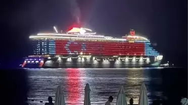 Bahamalar bandıralı gemiden Türk bayrağı ışıklandırması
