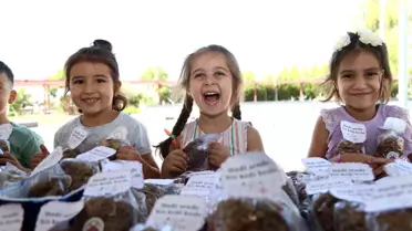 Minikler Sokak Hayvanlarına Mama Dağıttı