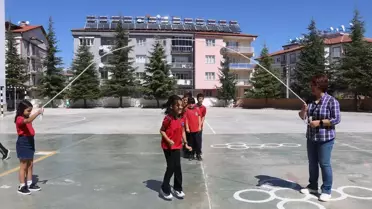 Burdur'da okul bahçeleri geleneksel çocuk oyunlarıyla donatıldı
