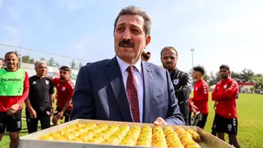 Samsun Valisi Orhan Tavlı, Samsunspor'u ziyaret ederek futbolculara baklava ikram etti