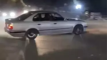 Tuzla'da Caddeyi Kapatan Otomobil Sürücüsü Drift Attı