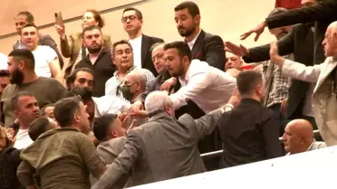 CHP İstanbul İl Kongresi'nde Konuşma Sırasında Arbede Çıktı