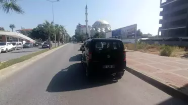 Manavgat'ta Motosiklet ile Hafif Ticari Araç Çarpıştı: 1 Yaralı